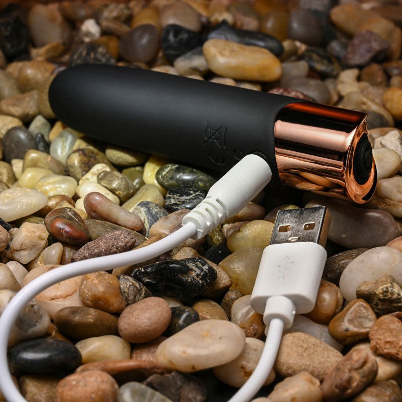 Gender X THE GOLD STANDARD - Black/Rose Gold 10 cm USB Rechargeable Bullet - Silk and Sin