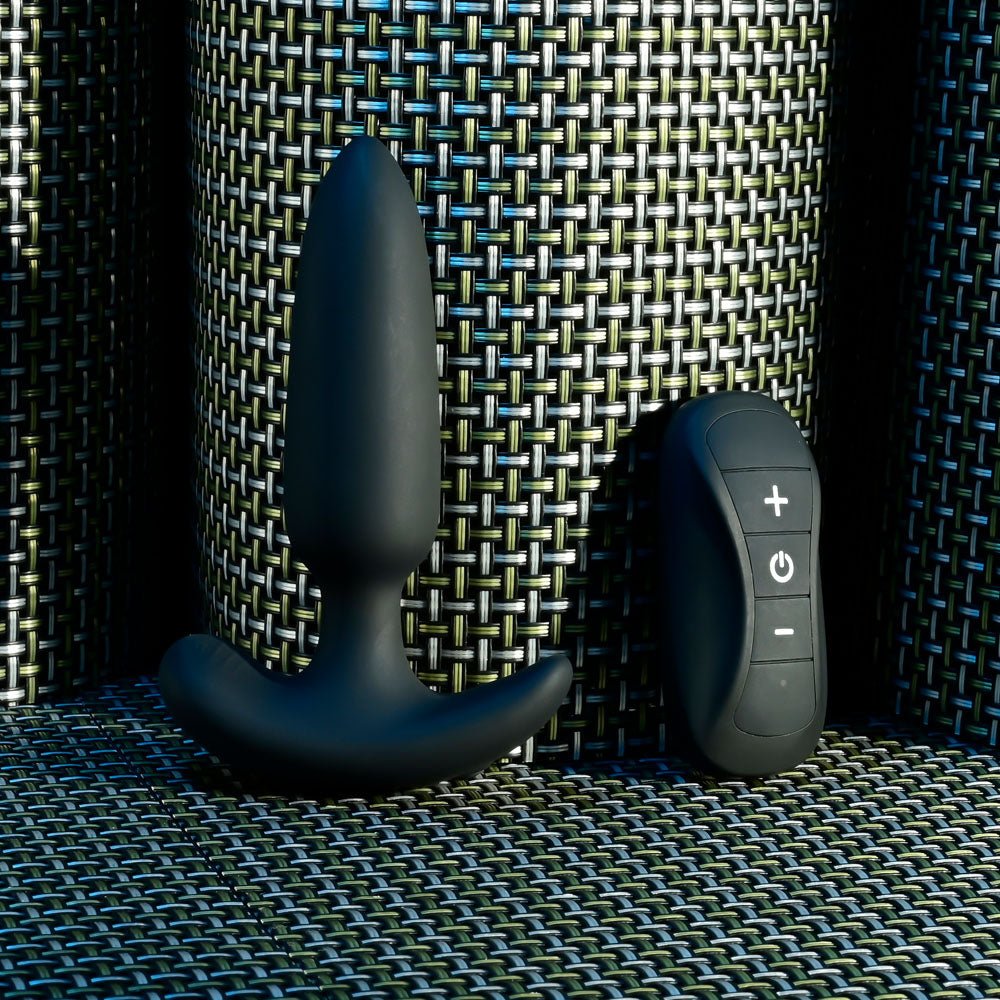 Selopa BLACK BEAUTY - Black 11.3 cm USB Rechargeable Vibrating Butt Plug with Wireless Remote - silkandsin