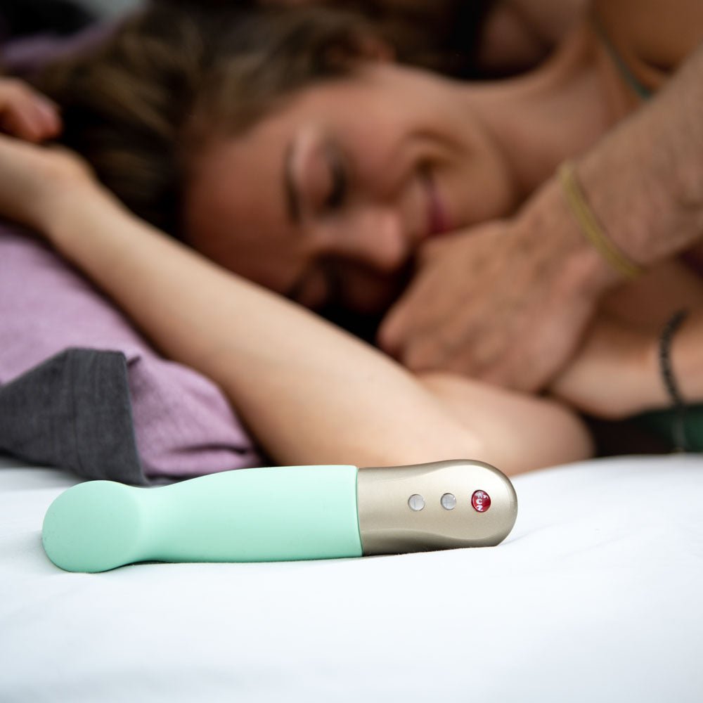 Fun Factory SUNDAZE pistachio - Pistachio Green 17.5 cm USB Rechargeable Thrusting Vibrator - Silk and Sin